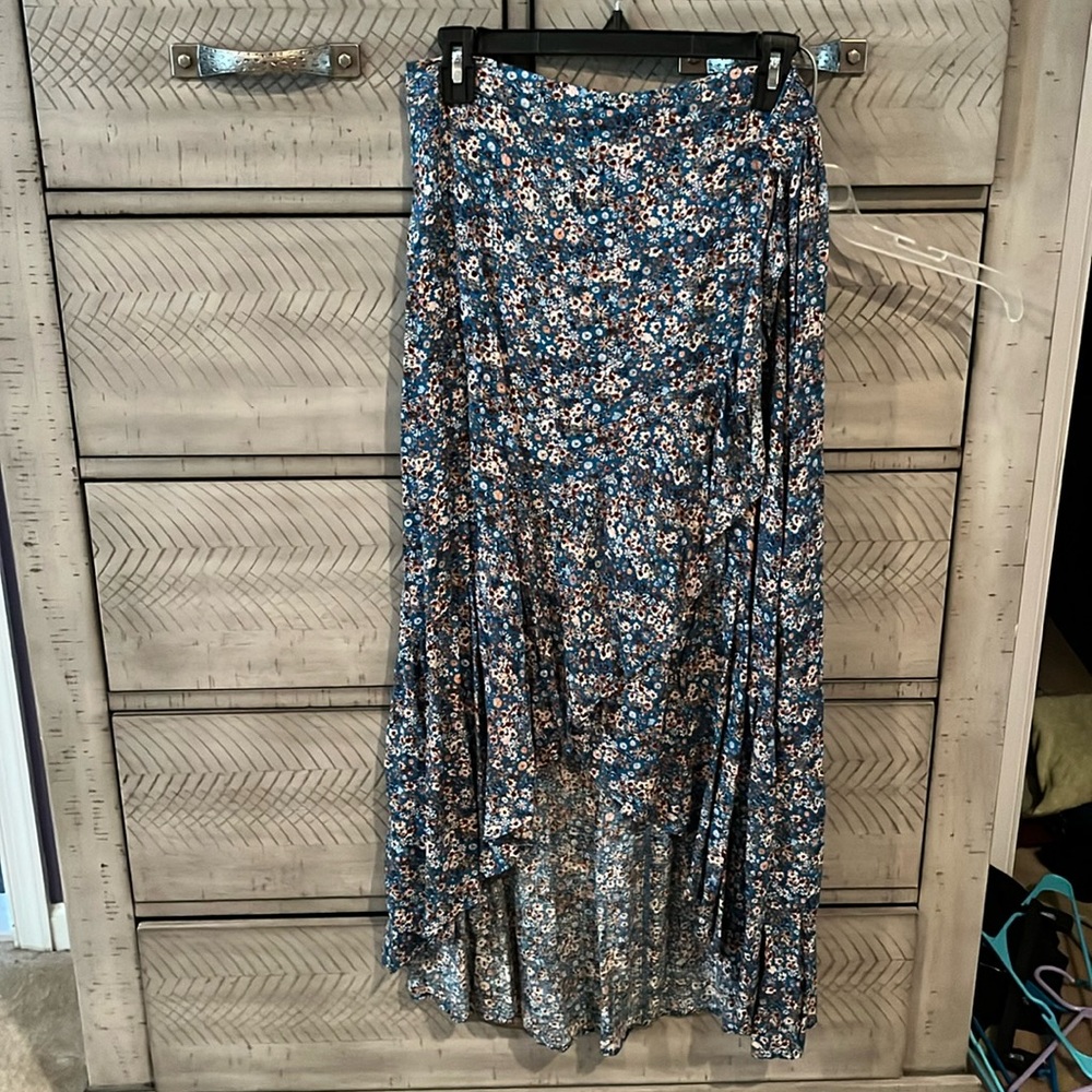 Pretty High/ low floral  Skirt. Petite or average sized person Large Sonoma